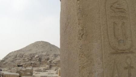 La pirámide del faraón Unas en Saqqara, con su nombre esculpido en el cartucho del muro