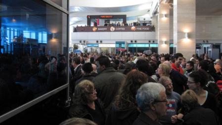 Multitud de turistas en el aeropuerto de El Cairo a la espera de salir del país