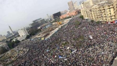 La plaza Tahrir, en El Cairo, a rebosar de manifestantes que protestan contra el régimen de Mubarak