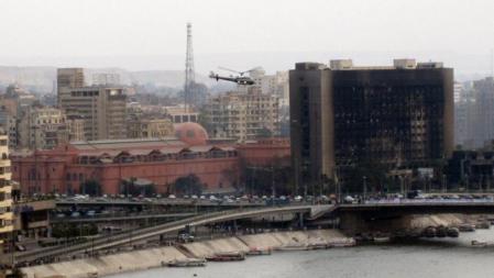 Un helicóptero sobrevuela las calles de El Cairo