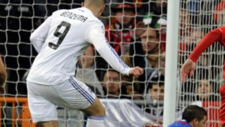 El francés del Real Madrid Karim Benzema remata fuera una gran ocasión del equipo madridista ante el Sevilla