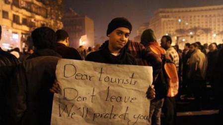 También se han manifestado un grupo de turistas en la Plaza Tahrir de El Cairo para oponerse al régimen del presidente egipcio