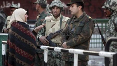 Una mujer egipcia conversa con varios soldados en la plaza Tahrir de El Cairo (Egipto)