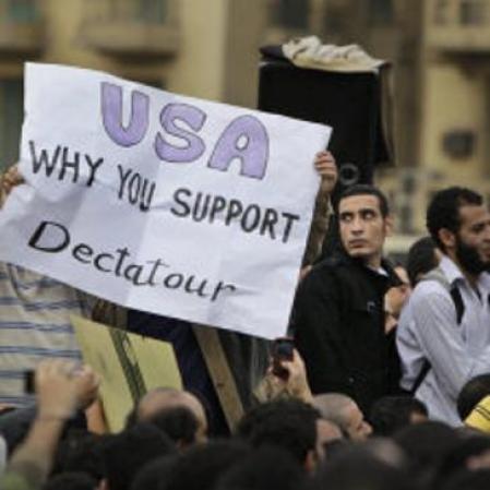 Manifestantes opositores a Mubarak cuestionan a Estados Unidos por apoyar a un 