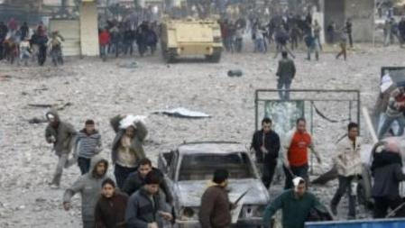 Imagen de un tanque entrando esta mañana en la plaza Tahrir de El Cairo para impedir enfrentamientos entre partidarios y opositores de Mubarak