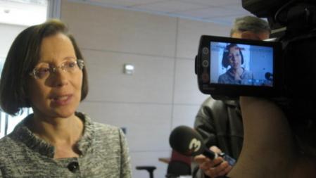 Montserrat Tura atiende a los medios en la redacción de LaVanguardia.es