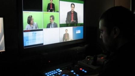 Periodistas de LaVanguardia.es trabajan en el plató durante la retransmisión en directo del cara a cara entre Jordi Hereu y Montserrat Tura