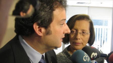 El alcalde de Barcelona, junto a Montserrat Tura, atiende a los medios en la redacción de LaVanguardia.es tras el cara a cara