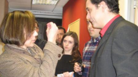 La candidata a las primarias del PSC para la alcaldía de Barcelona, Montserrat Tura, conversa con el responsable de LaVanguardia.es, Enric Sierra