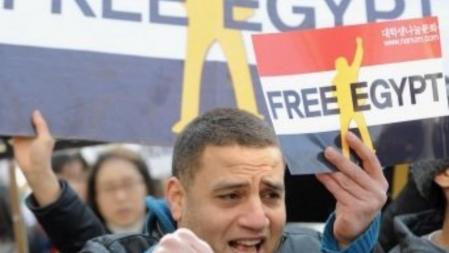 Los opositores ya se concentran en la plaza Tahrir en El Cairo para iniciar una nueva jornada multitudinaria de protestas contra el presidente Hosni Mubarak