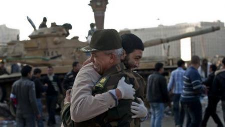 Un manifestante y un militar se abrazan en el primer día de la era post Mubarak