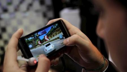 El nuevo smartphone L.G. Optimus 3D, un dispositivo en 3d que no necesista gafas, presentada en el Mobile World Congress de Barcelona