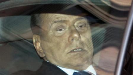 El primer ministro italiano, Silvio Berlusconi, sentado en el interior de su vehículo oficial a su llegada hoy al Palacio Gazzioli, en Roma