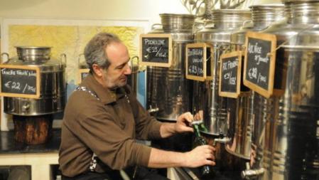 Interior de l'Oliviera, restaurante y tienda especializada en aceite de oliva, en el casco antiguo de Niza