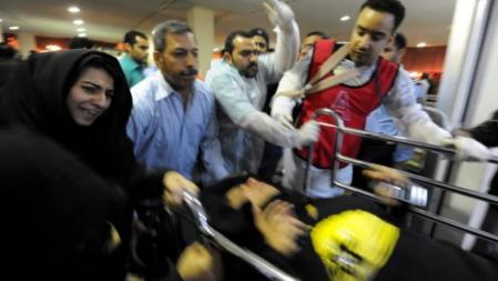 Médicos atienden a una víctima de los choques entre manifestantes y la policía en Bahrein.