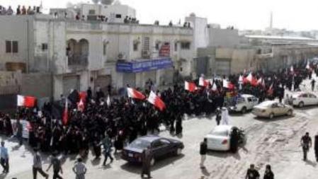 Las protestas de hoy en Bahréin en contra de la mpnarquía se han producido por las calles de Manama, la capital, aprovechando los funerales por los muertos de la represión