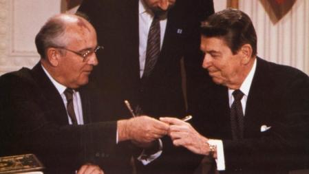 Ronald Reagan, junto a Mijail Gorbachov, en una imagen de archivo