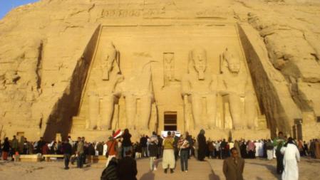 Abu Simbel -trasladado piedra a piedra cuando se construyó la presa de Asuán-, el martes