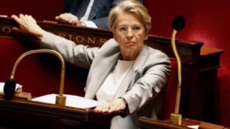 La ministra de Asuntos Exteriores francesa, Michèle Alliot-Marie, presentó su dimisión por su gestión en la revuelta tunecina