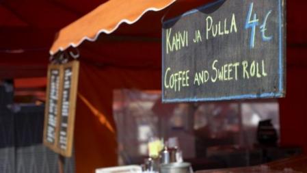Puesto de comida al aire libre en la plaza del Mercado de Helsinki