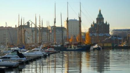 La catedral Uspenski, vista desde el puerto de Helsinki