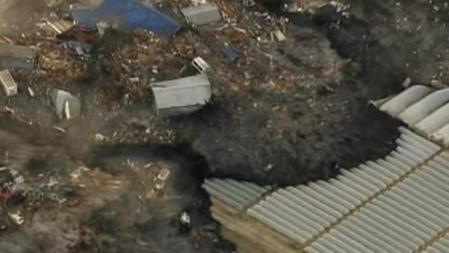 Imagen emitida por la televisión japonesa NHK de avance del tsunami en Sendai