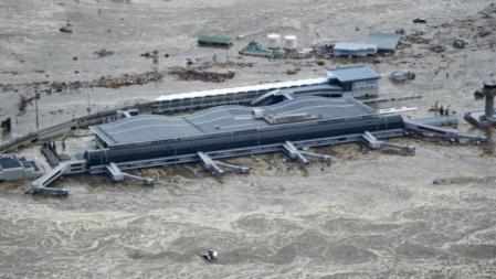 El aeropuerto de la ciudad de Sendai en la región de Miyagi se encuentra rodeado por agua tras el tsunami que ha arrasado el noreste japonés