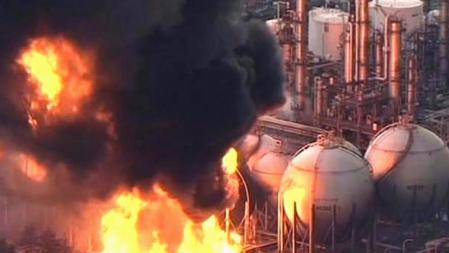 Una imagen de video tomada de la televisión oficial japonesa NHK muestra las llamas que envuelven la refinería de Cosmo Oil tras el terremoto