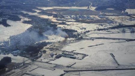 Un incendio en la zona del puerto de Soma, muy próximo a las inundaciones por el tsunami, en la prefectura de Fukushima, norte del Japón.