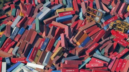 Contenedores de carga esparcidos tras el tsunami en Sendai, al norte de Japón