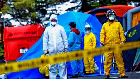 El personal de emergencia que trabaja en las zonas que rodean las instalaciones nucleares de Fukushima, comprueba la exposición a la radiación de los residentes