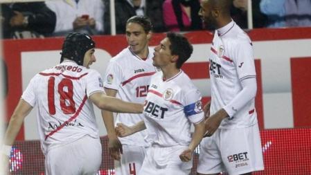 El centrocampista del Sevilla CF Jesús Navas celebra su gol con sus compañeros Álvaro Negredo, Martín Cáceres y Frederic Kanouté, frente al FC Barcelona