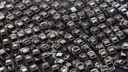 La imagen aérea muestra coches quemados por un incendio provocado por el tsunami cerca de la ciudad de Sendai en la prefactura de Miyagi