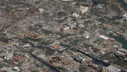 Imagen que muestra la destrucción tras el paso del tsunami en Sendai, en la prefactura de Miyagi