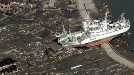 Imagen de un barco en el interior del puerto de Sendai, Miyagi