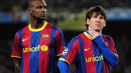 Eric Abidal, junto a Messi en los minutos previos a la disputa del Barça-Arsenal de la Champions League