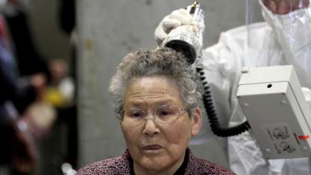 Una mujer, en una imagen de 2011, es escaneada por una posible exposición a radiación cerca de Fukushima Dai-ichi