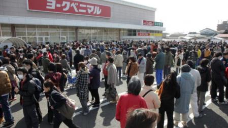 Imagen de las colas de japoneses para comprar comida en los pocos supermercados que han abierto tras el terremoto y el tsunami en el nordeste del país