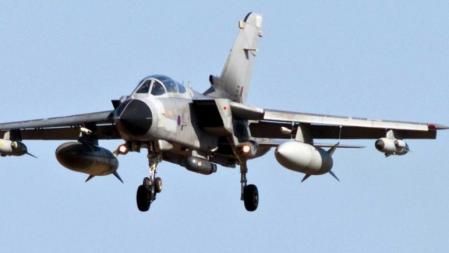 Un caza del tipo tornado se prepara para la misión a Libia en la base aérea de Marjam en Norfolk (Reino Unido)