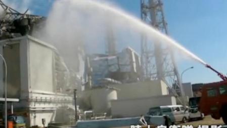 Los equipos de emergencia intentan enfriar el reactor número 3 de Fukushima