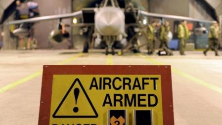 Un avión GR4 de la armada del Reino Unido se prepara para su misión en Libia