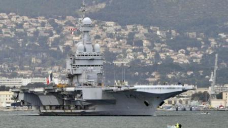 El portaaviones francés 'Charles de Gaulle' parte del puerto de Toulon hacia Libia