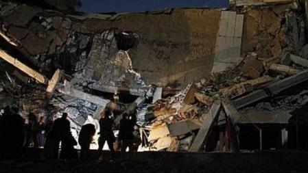 Imagen de un edificio gubernamental atacado esta noche por loas aviones aliados en Trípoli