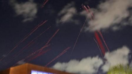 Fuego de las baterías antiaéreas en Trípoli.