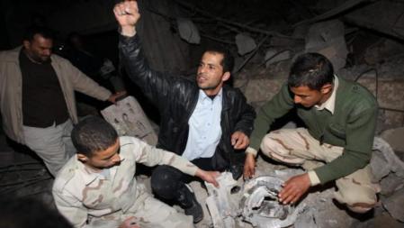 Un grupo de habitantes de Trípoli muestra los restos de los misiles que han caído en la ciudad lanzados por las tropas aliadas