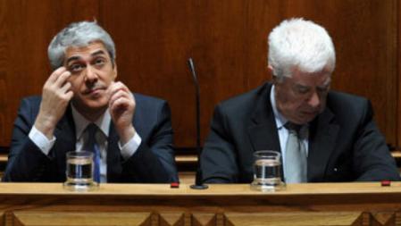 El primer ministro, José Sócrates, y el ministro de Finanzas, Fernando Texeira dos Santos, en Parlamento luso.