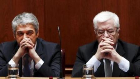 Caras de preocupación. El primer ministro, José Sócrates, y el ministro de Finanzas, Fernando Texeira dos Santos, en Parlamento luso