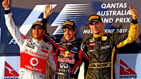 El piloto alemán de Fórmula Uno Sebastian Vettel, de Red Bull, celebra la victoria en el podio junto al segundo clasificado, el británico Lewis Hamilton (izq), de McLaren Mercedes, y al ruso Vitaly Petrov (dcha), de Renault, que finalizó en tercer lugar, tras disputarse el Gran Premio de Australia de Fórmula Uno en el circuito Albert Park de Melbourne