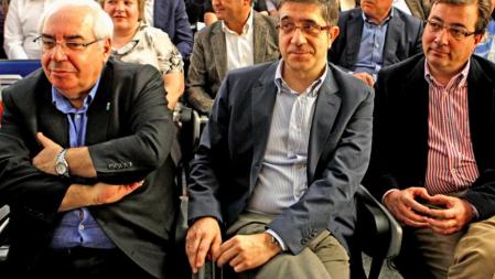 De izquierda a derecha, el presidente de Asturias, Vicente Álvarez Areces; el lehendakari, Patxi López y el presidente extremeño, Guillermo Fernández Vara, durante la reunión del Comité Federal del PSOE