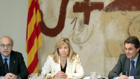 El presidente de la Generalitat, Artur Mas, junto a la vicepresidenta, Joana Ortega, y el conseller de Economía, Andreu Mas-Colell, durante la reunión del Consell Executiu del Gobierno catalán, esta mañana en el Palau de la Generalitat de Barcelona.